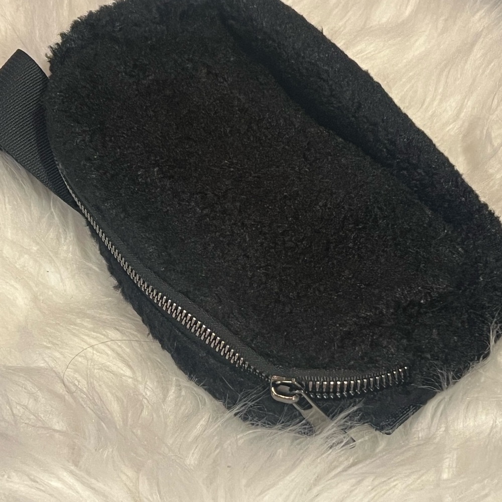 ☀️NEW☀️Women’s Black Fuzzy Zip Clutch Pouch